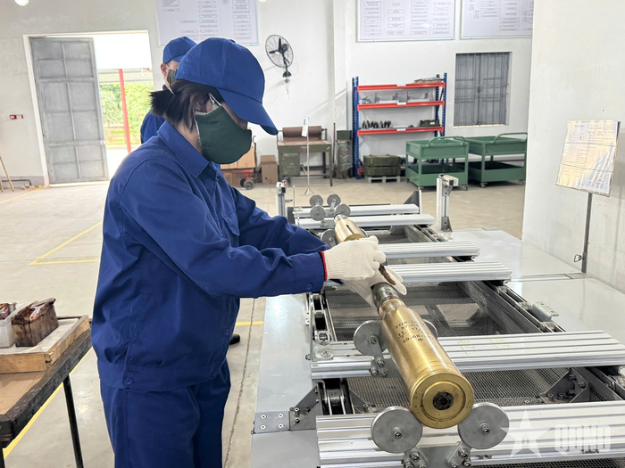  Quét gôm, mỡ thân đạn CX 57. 