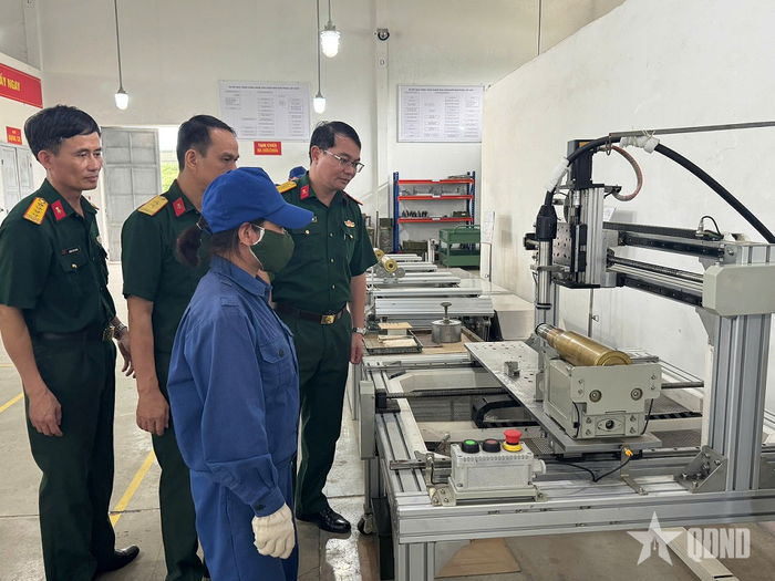Cán bộ Kho KV1 kiểm tra quy trình in ký hiệu trên thân đạn CX 57.