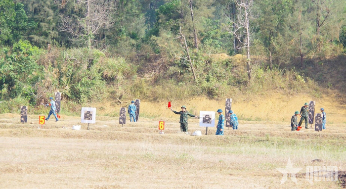  Kiểm tra kết quả trên bia bắn và báo điểm. 