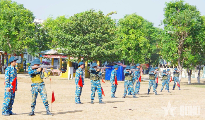  Chiến sĩ mới Sư đoàn 372 thực hiện tư thế bắn súng tiểu liên AK bài 1. 