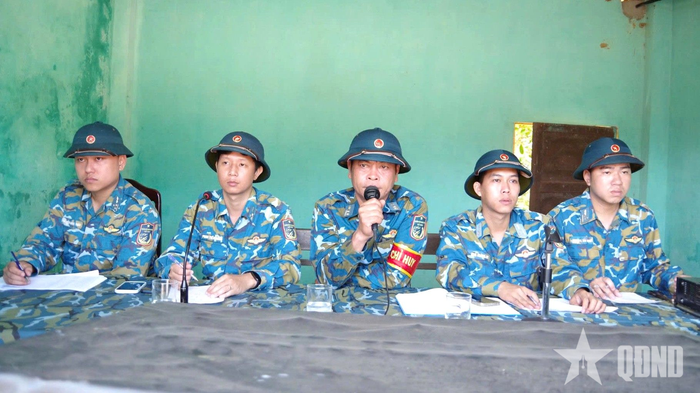  Cán bộ chỉ huy trường bắn. 