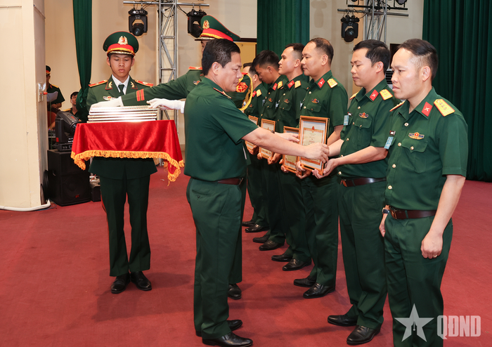  Thiếu tướng Nguyễn Trần Long, Phó chính ủy Quân đoàn 34 trao thưởng các cá nhân đoạt giải trong Hội thi báo cáo viên giỏi.