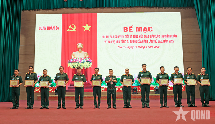 Thiếu tướng Đỗ Đức Dũng, Chủ nhiệm Chính trị Quân đoàn 34 trao giấy chứng nhận cho các báo cáo viên đạt giỏi. 