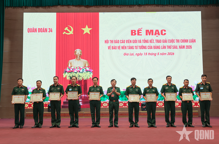  Trung tướng Lê Minh Quang trao thưởng các đồng chí đoạt giải Cuộc thi chính luận về bảo vệ nền tảng tư tưởng của Đảng.