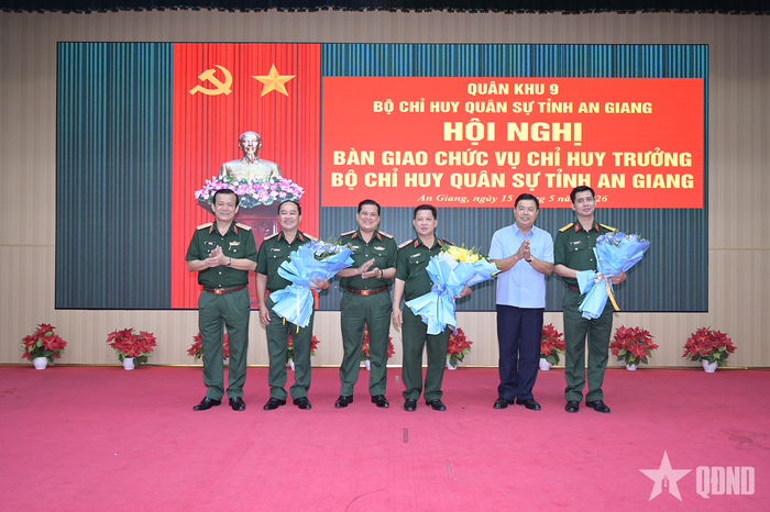  Trung tướng Hồ Văn Thái, Thiếu tướng Chiêm Thống Nhất và đồng chí Nguyễn Tiến Hải tặng hoa chúc mừng các đồng chí nhận nhiệm vụ mới. 