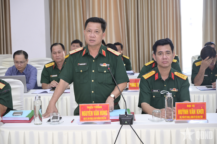 Thiếu tướng Nguyễn Văn Hùng, Chỉ huy trưởng Bộ CHQS tỉnh An Giang phát biểu tại hội nghị. 