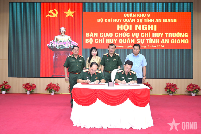  Thiếu tướng Nguyễn Văn Ngành và Thiếu tướng Nguyễn Văn Hùng ký biên bản bàn giao chức vụ. 