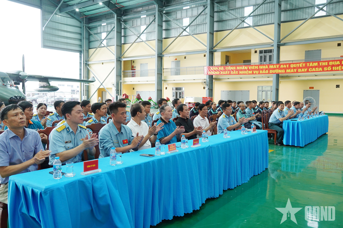 Các đại biểu tham dự buổi lễ.