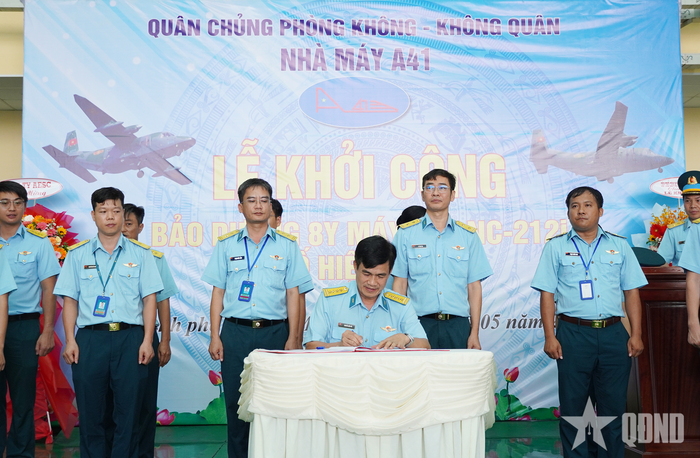 Đại tá Nguyễn Đức Bắc, Bí thư Đảng ủy, Chính ủy Nhà máy A41 ký chứng kiến giao ước thi đua.