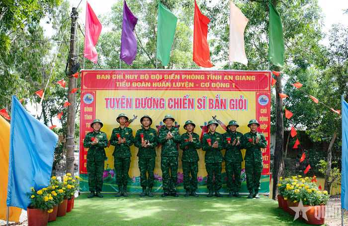  Chiến sĩ mới (Bộ đội Biên phòng tỉnh An Giang) hoàn thành kiểm tra “3 tiếng nổ”. Ảnh: THỊNH TRẦN 