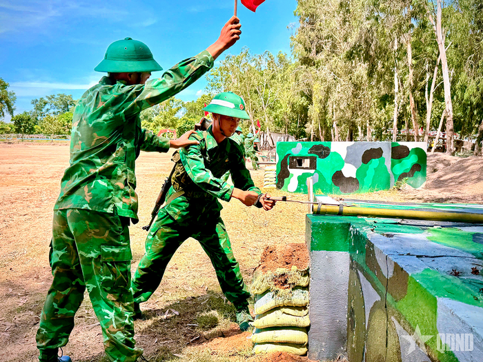  Chiến sĩ mới tham gia kiểm tra nội dung đánh lượng nổ bài 1. Ảnh: THỊNH TRẦN 