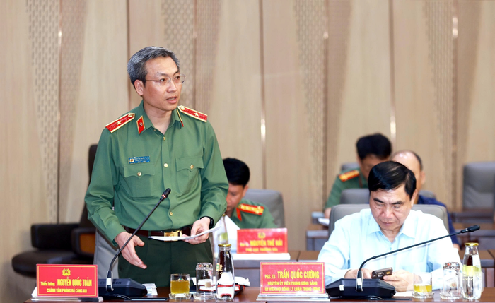 Thiếu tướng Nguyễn Quốc Toản, Chánh văn phòng Bộ Công an phát biểu đề dẫn hội thảo. 