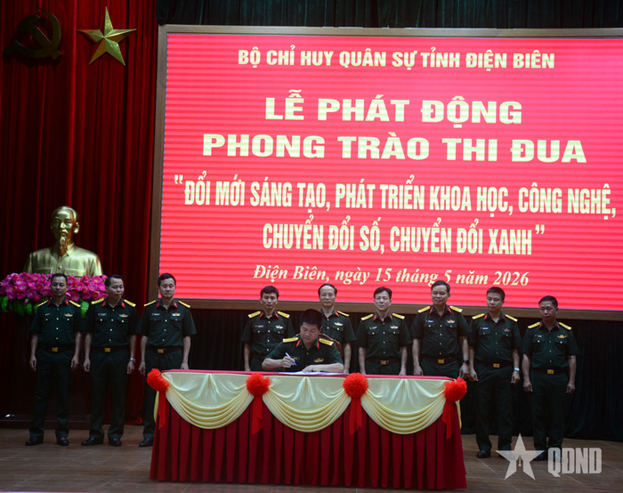 Đại diện các cơ quan, đơn vị ký kết giao ước thi đua.