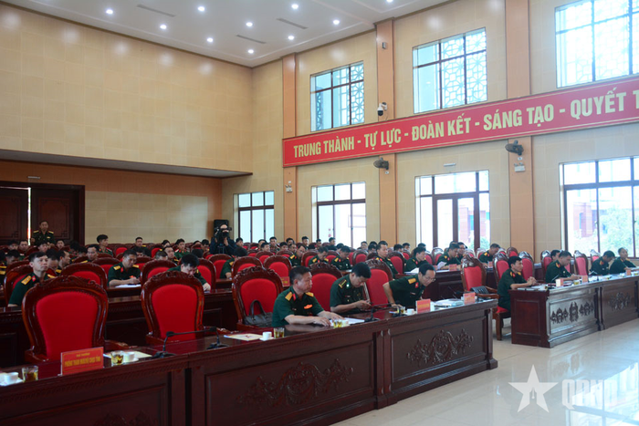 Các đại biểu dự buổi lễ.
