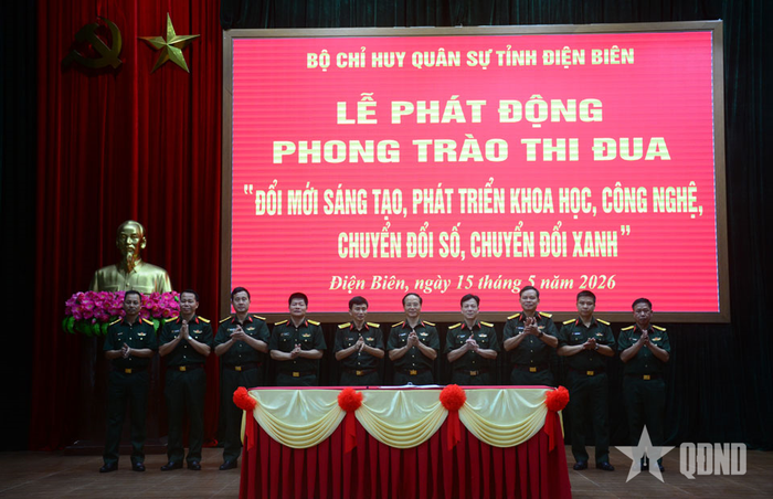 Đại diện Bộ CHQS tỉnh Điện Biên chứng kiến giao ước thi đua của các đơn vị. 