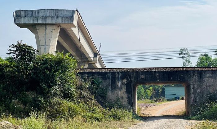 Cầu Chợ Đụn, Ly Ly, vượt đường sắt gây bức xúc dư luận thời gian qua.