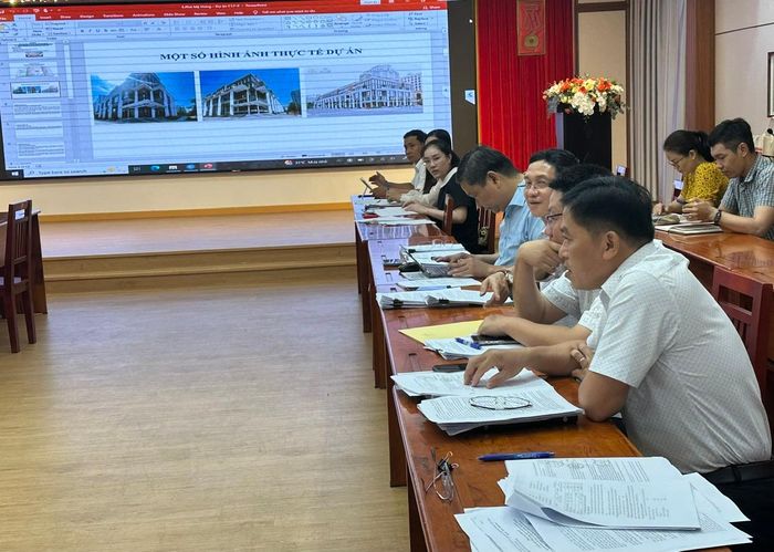  Tổ công tác 1645 làm việc để xem xét cấp sổ hồng. Ảnh: THANH HIỀN 