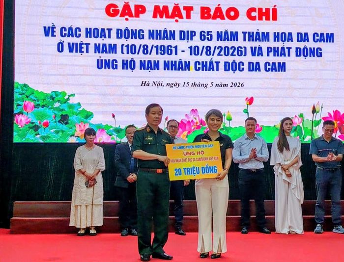Lãnh đạo Hội Nạn nhân chất độc da cam/dioxin Việt Nam tiếp nhận ủng hộ của các đơn vị, cá nhân hảo tâm. Ảnh: MINH KHANG