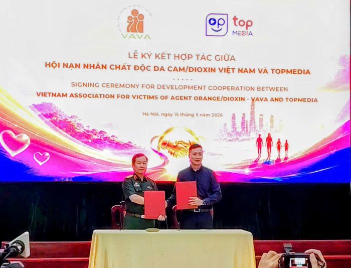 Chủ tịch Hội Nạn nhân chất độc da cam/dioxin Việt Nam ký kết hợp tác với doanh nghiệp trong việc tổ chức giải chạy online "Sải bước nghĩa tình". Ảnh: MINH KHANG