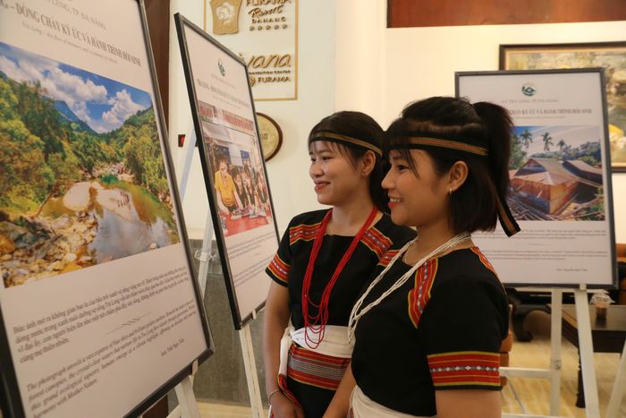 Người dân tham quan triển lãm tại hội thảo 
