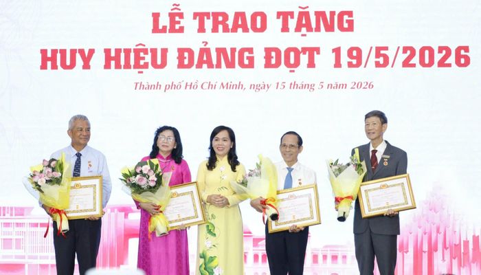 Đồng chí Nguyễn Thanh Xuân trao Huy hiệu Đảng đến đảng viên cao tuổi Đảng. Ảnh: NGÔ BÌNH