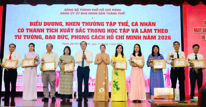 Các gương tiêu biểu được biểu dương tại buổi lễ