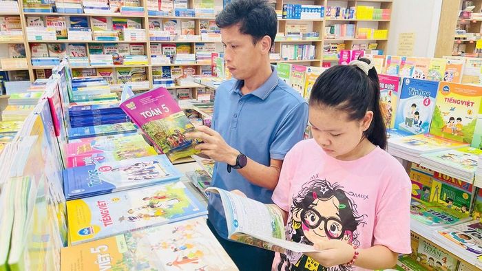 Phụ huynh và học sinh chọn mua sách giáo khoa cho năm học mới tại nhà sách Bạch Đằng, phường Vũng Tàu, TPHCM