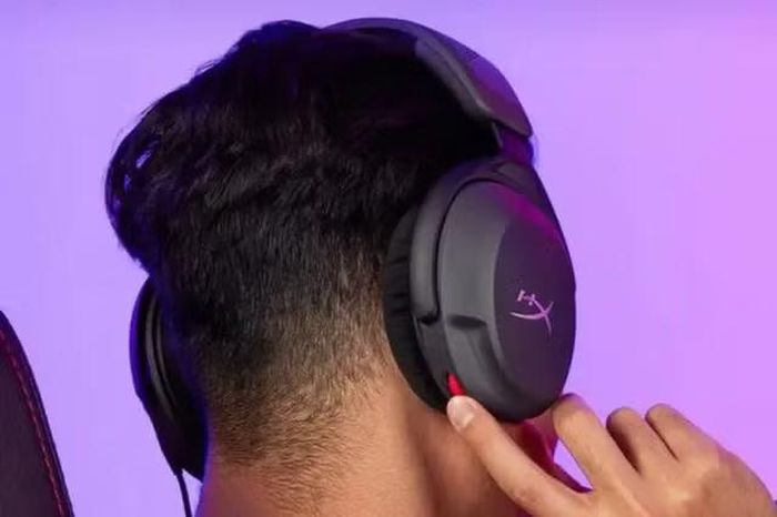 Một số kỹ sư tại các startup lớn còn đầu tư micro chuyên dụng trị giá hàng chục USD, tai nghe gaming chống ồn và cả bàn đạp chân lập trình được chỉ để kích hoạt trợ lý AI nhanh hơn, biến việc đọc chính tả thành “thú chơi công nghệ” mới trong giới đam mê trí tuệ nhân tạo.