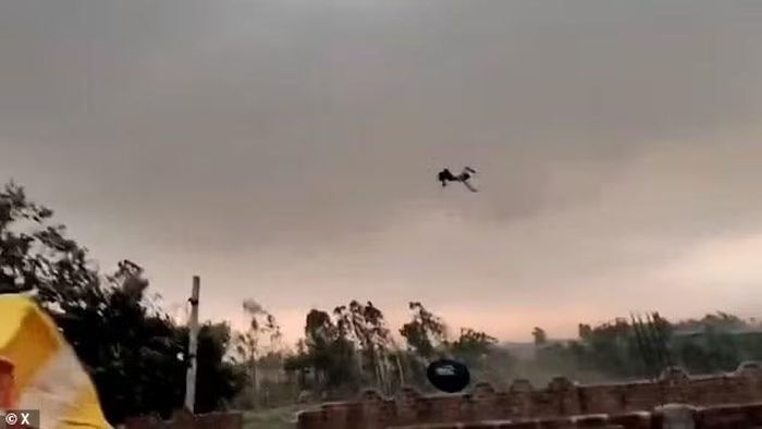 Đoạn video trên mạng xã hội cho thấy Miya nắm chặt mái tôn bằng dây thừng, nhưng gió mạnh đã thổi bay toàn bộ mái. Sợi dây đứt khiến anh bị hất tung rồi rơi xuống đất gần trạm cảnh sát làng Bamiyana.