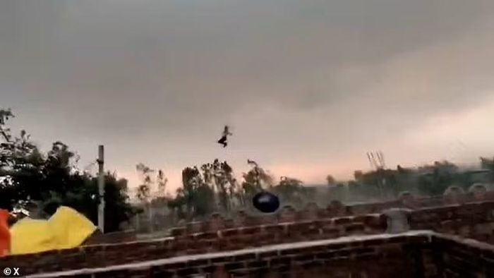 Cơn bão kèm mưa đá quét qua bang Uttar Pradesh, làm ít nhất 104 người chết ở khoảng 12 huyện, 59 người bị thương, 87 ngôi nhà hư hại và 114 gia súc chết. Khu vực Prayagraj chịu ảnh hưởng nặng nhất.