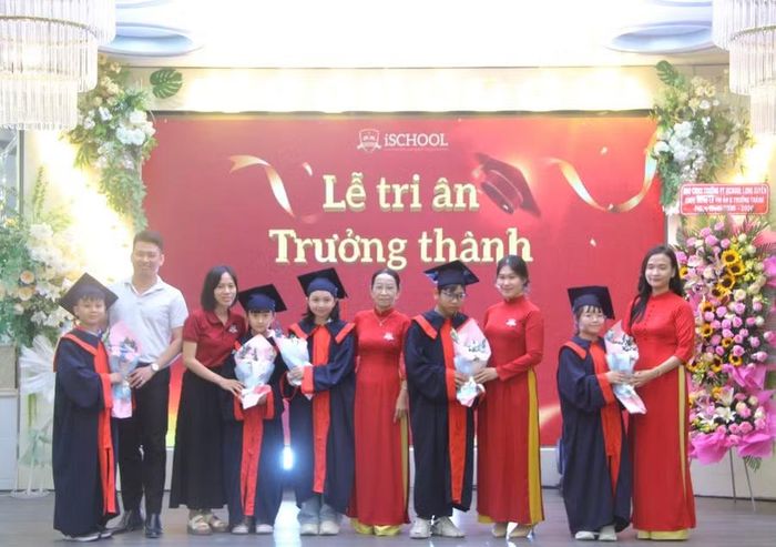 Học sinh tặng hoa tri ân thầy cô.