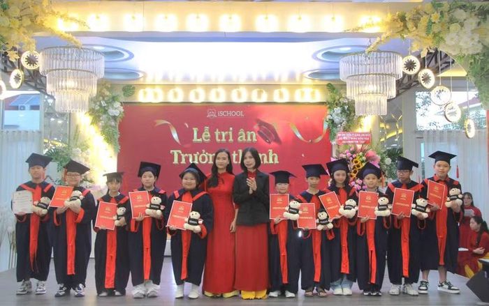 Trao Giấy chứng nhận hoàn thành Chương trình Tiểu học cho học sinh lớp 5.