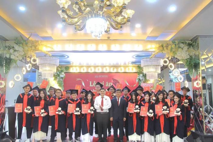 Trao Giấy chứng nhận hoàn thành Chương trình THPT cho học sinh lớp 12.
