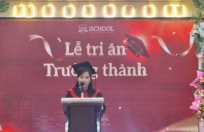 Em Nguyễn Hà Nguyên, đại diện học sinh khối lớp 12 đọc thư tri ân cha mẹ, thầy cô.