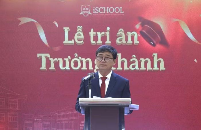 Thầy Nguyễn Quốc Khanh, Hiệu trưởng Trường Phổ thông iSchool Long Xuyên (tỉnh An Giang) phát biểu tại buổi lễ.