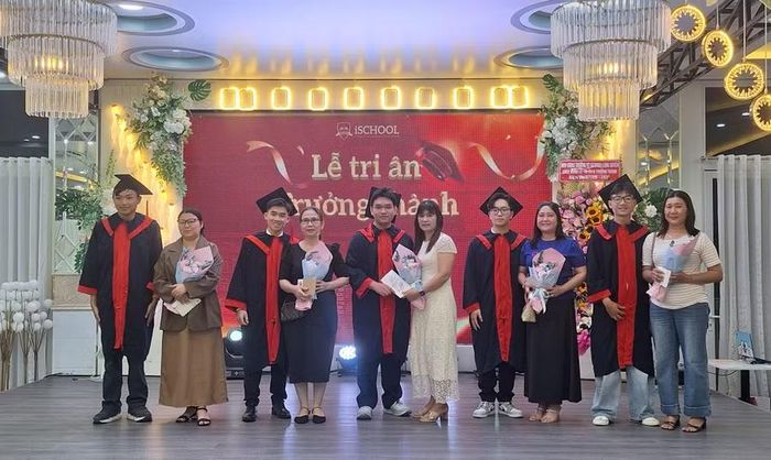 Học sinh tặng hoa tri ân ba mẹ tại buổi lễ.