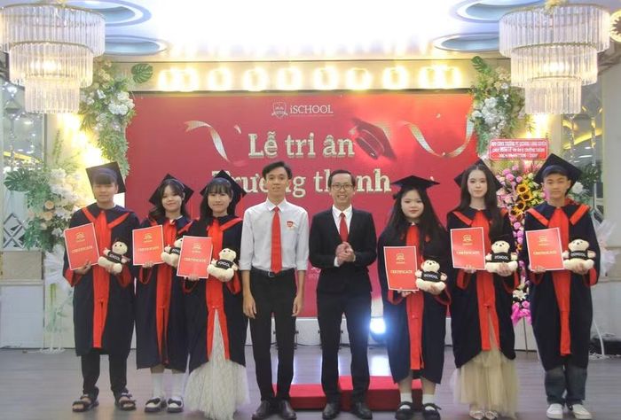 Trao Giấy chứng nhận hoàn thành Chương trình THCS cho học sinh lớp 9.