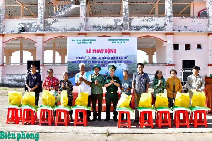 Ban tổ chức trao tặng quà cho các hộ dân có hoàn cảnh khó khăn. Ảnh: Văn Long
