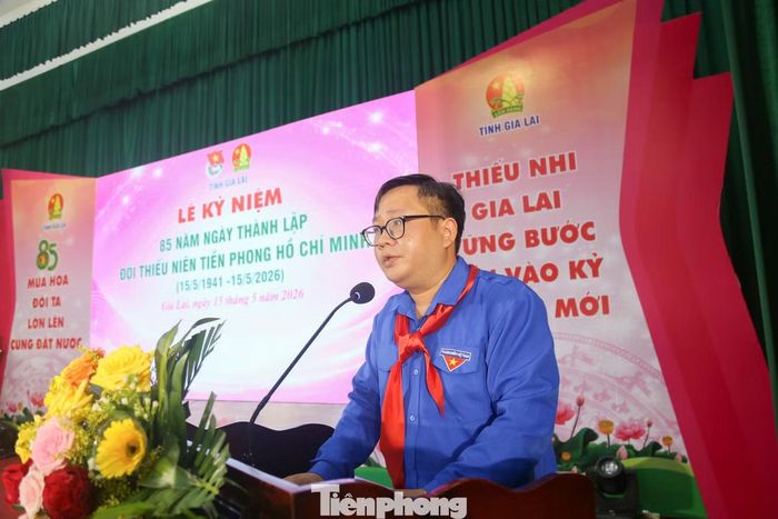  Tại buổi lễ, anh Nguyễn Chí Hiếu - Phó Bí thư Tỉnh Đoàn, Chủ tịch Hội đồng Đội tỉnh Gia Lai đã đọc diễn văn ôn lại chặng đường 85 năm hình thành và phát triển của tổ chức Đội TNTP Hồ Chí Minh. Ảnh: Trương Định 
