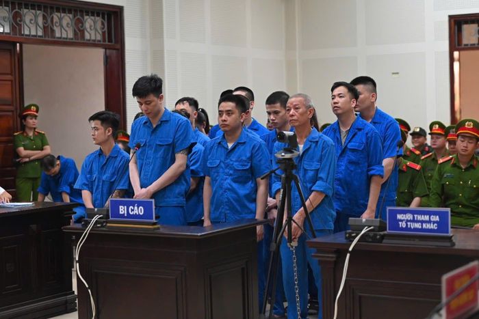 Các bị cáo nghe tòa tuyên án. (Ảnh: TV)
