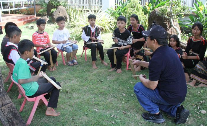 Nghệ sĩ Nguyễn Trường dạy chế tác và chơi nhạc cụ dân tộc cho học sinh buôn làng