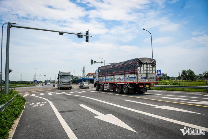 Hệ thống đèn tín hiệu giao thông được lắp đặt, bảo đảm an toàn cho người và phương tiện qua lại.