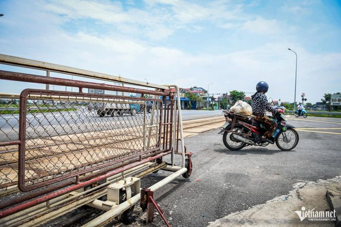 Các phương tiện lưu thông qua đường ngang tại Km94+250.