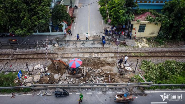 Tại Km93+893, công nhân đang thi công đóng đường ngang.