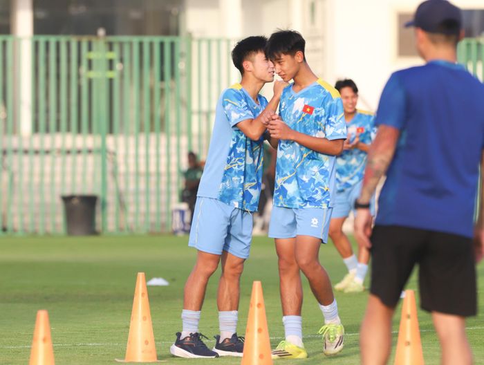 Sau chiến thắng đầy cảm xúc trước U17 UAE giành vé vào tứ kết và đoạt suất tham dự FIFA U17 World Cup 2026, ban huấn luyện ưu tiên các giải pháp nhằm đẩy nhanh quá trình hồi phục thể trạng cũng như cân bằng tinh thần cho các cầu thủ.