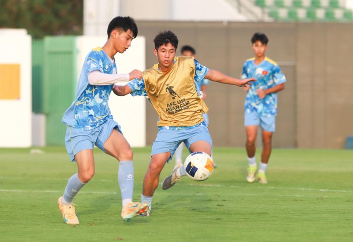 Nhóm cầu thủ đá chính ở trận gặp U17 UAE chủ yếu tản bộ và chơi game tự do, trong khi nhóm cầu thủ có ít thời gian thi đấu hoặc dự bị được rèn thêm các nội dung phối hợp chiến thuật.