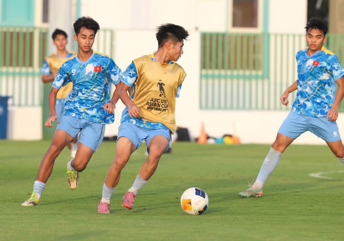 “Các thầy trong ban huấn luyện nhắc nhở chúng tôi phải tạm quên chiến thắng hôm qua để tập trung tối đa cho các buổi tập, chuẩn bị tốt nhất cho trận đấu sắp tới với Australia”, tiền vệ Minh Thủy cho biết.