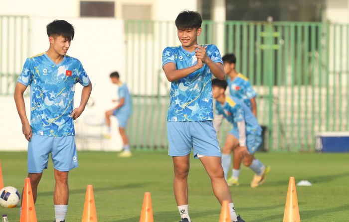 Do vừa trải qua trận đấu căng thẳng ở lượt cuối vòng bảng, buổi tập của thầy trò HLV Cristiano Roland diễn ra với khối lượng vận động nhẹ nhàng và mang tính thư giãn.