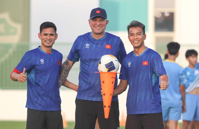 Chiếc Cúp rất "đặc biệt" của U17 Việt Nam. Trận đấu giữa U17 Việt Nam vs U17 Australia lăn bóng vào lúc 0h ngày 17/5.