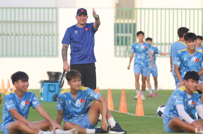 HLV Cristiano Roland rất "mát tay" với bóng đá trẻ Việt Nam.